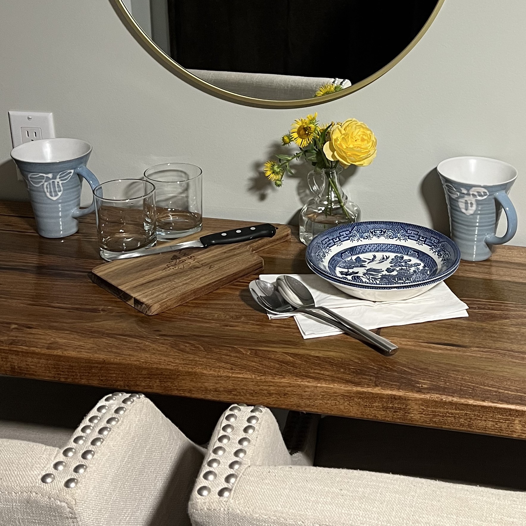 GS-03-08 - Garden Suite elegant dining counter and breakfast bar with vintage charm