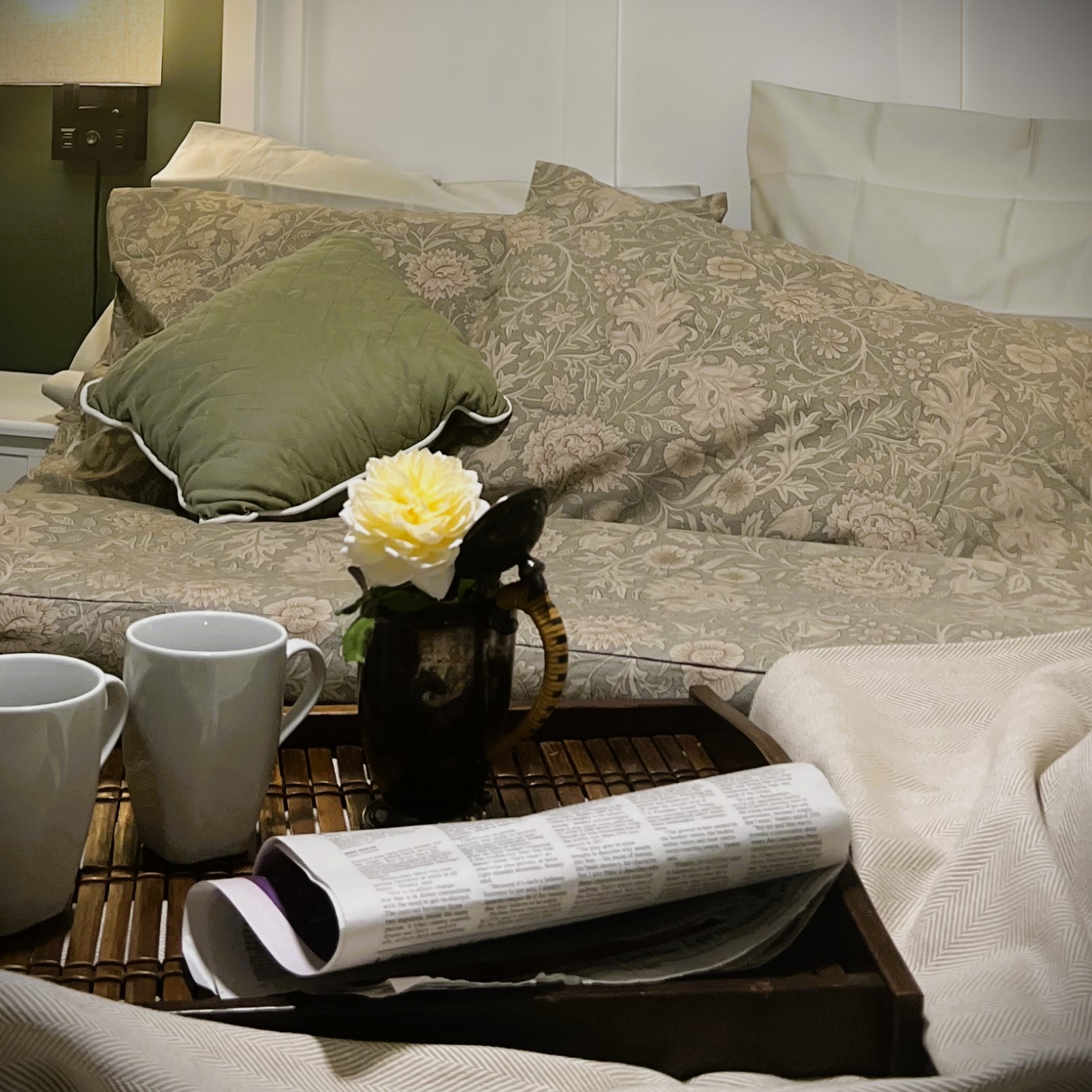 GS-03-02 Garden Suite cozy morning in bed surrounded with luxurious William Morris linens