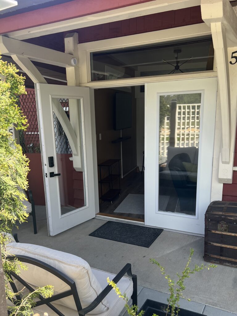STA-04-12 - Club Car Apartment welcomes you offering one or two bedrooms configuration